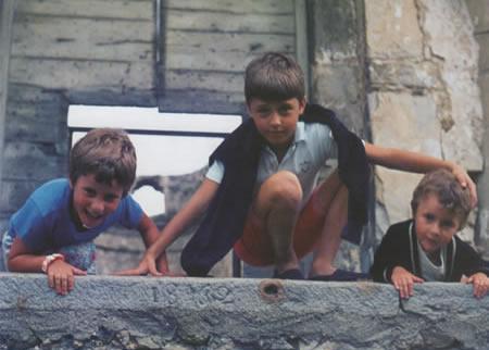 Mezzo secolo fa l'Italia spalancava il futuro alle nuove generazioni: scuola, viaggi, scienze, professioni. Le rovine (nella foto Bussana Vecchia) erano alle spalle. E ora?   Restituiamo ScuoIa vera a scolari e a studenti. Hanno bisogno di luce, di aria, di sole. Il chiuso avvizzisce.  